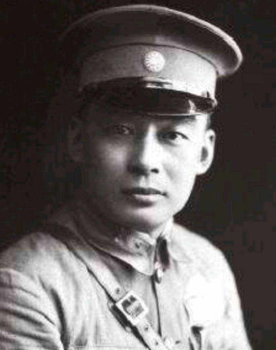 年轻貌美的戴笠秘书，嫁给51岁的“西北王”胡宗南，他有何魅力？