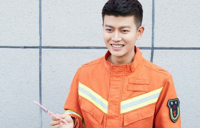 任嘉伦如何看待“国超”红了，他表示不会用回名字，各司其职即可