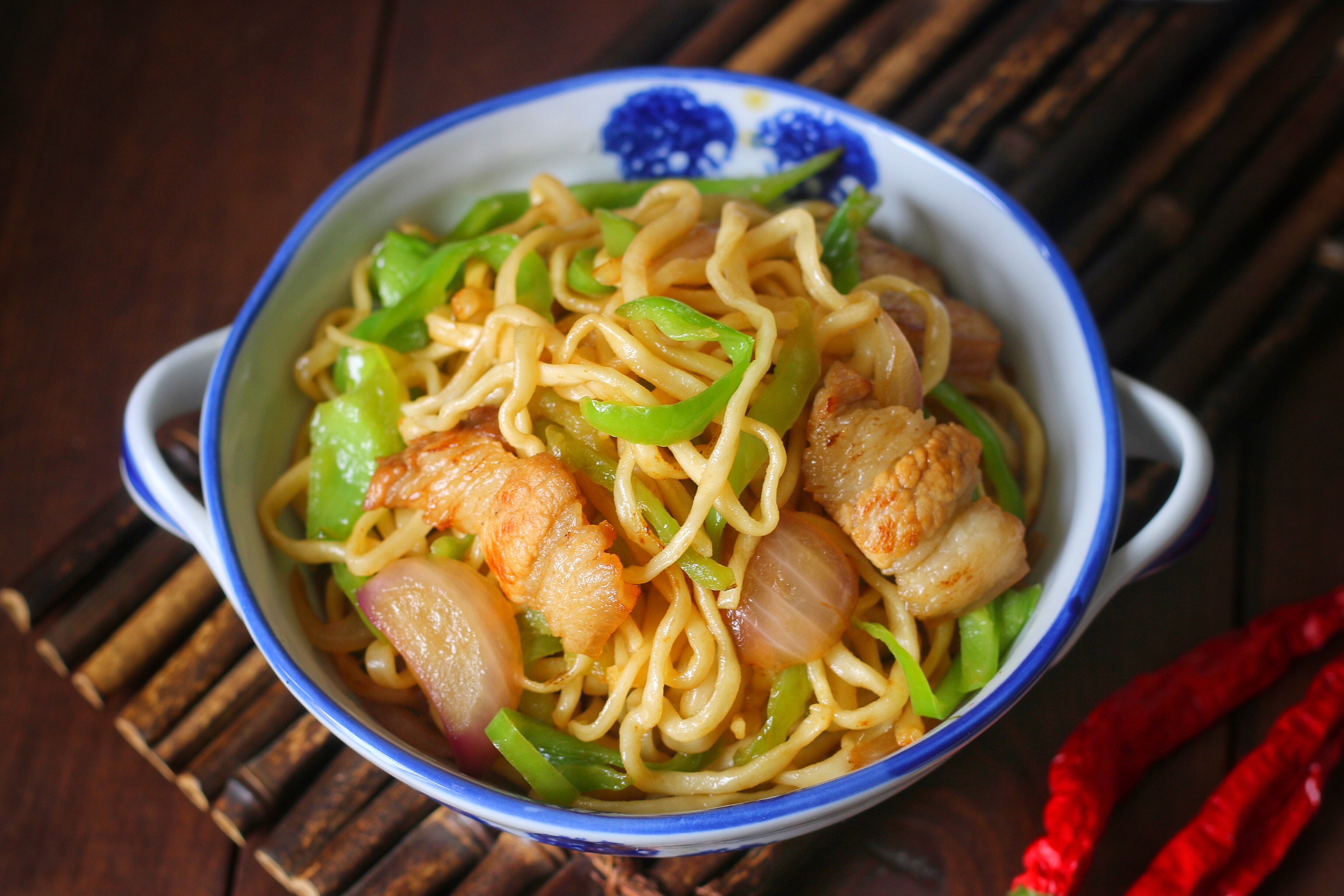 炒麵時，麵條先蒸再炒，根根分明，好吃入味，味道不比飯店差