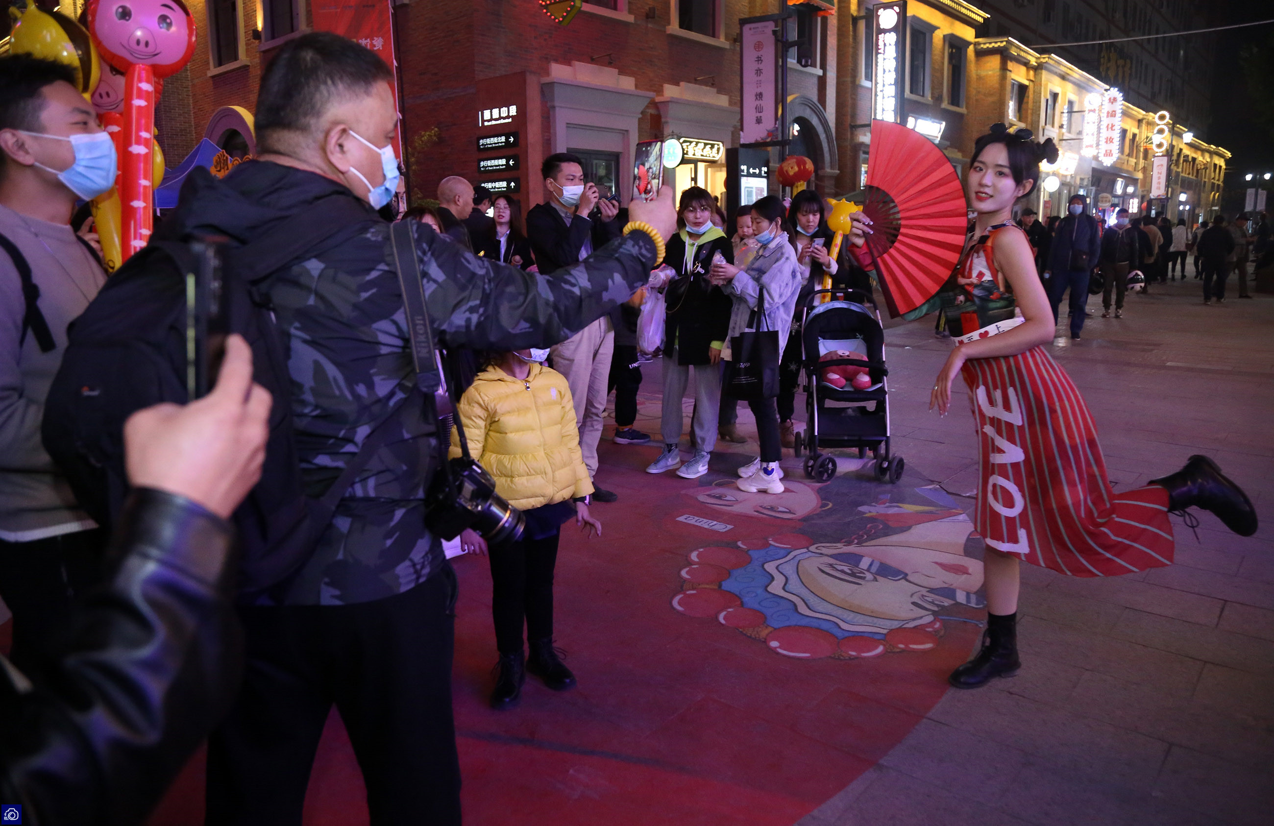 这条街60年前就是网红地，升级改造后更火了，漂亮女孩排队打卡