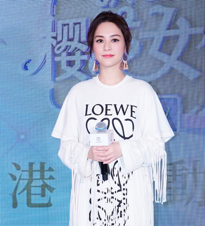 阿娇亮相活动，把“挂面”穿上身又矮又肿，网友：全靠颜值在撑
