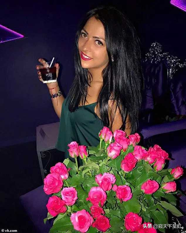 國外一美女為慶祝隔離解封 瀑布懸崖拍照不慎墜崖身亡