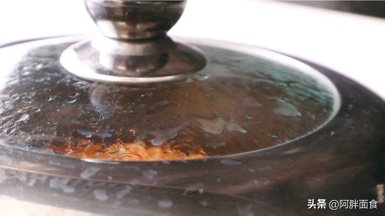 把五花肉放鍋中蒸一蒸，教會你，一層比一層好吃，年夜飯待客有面