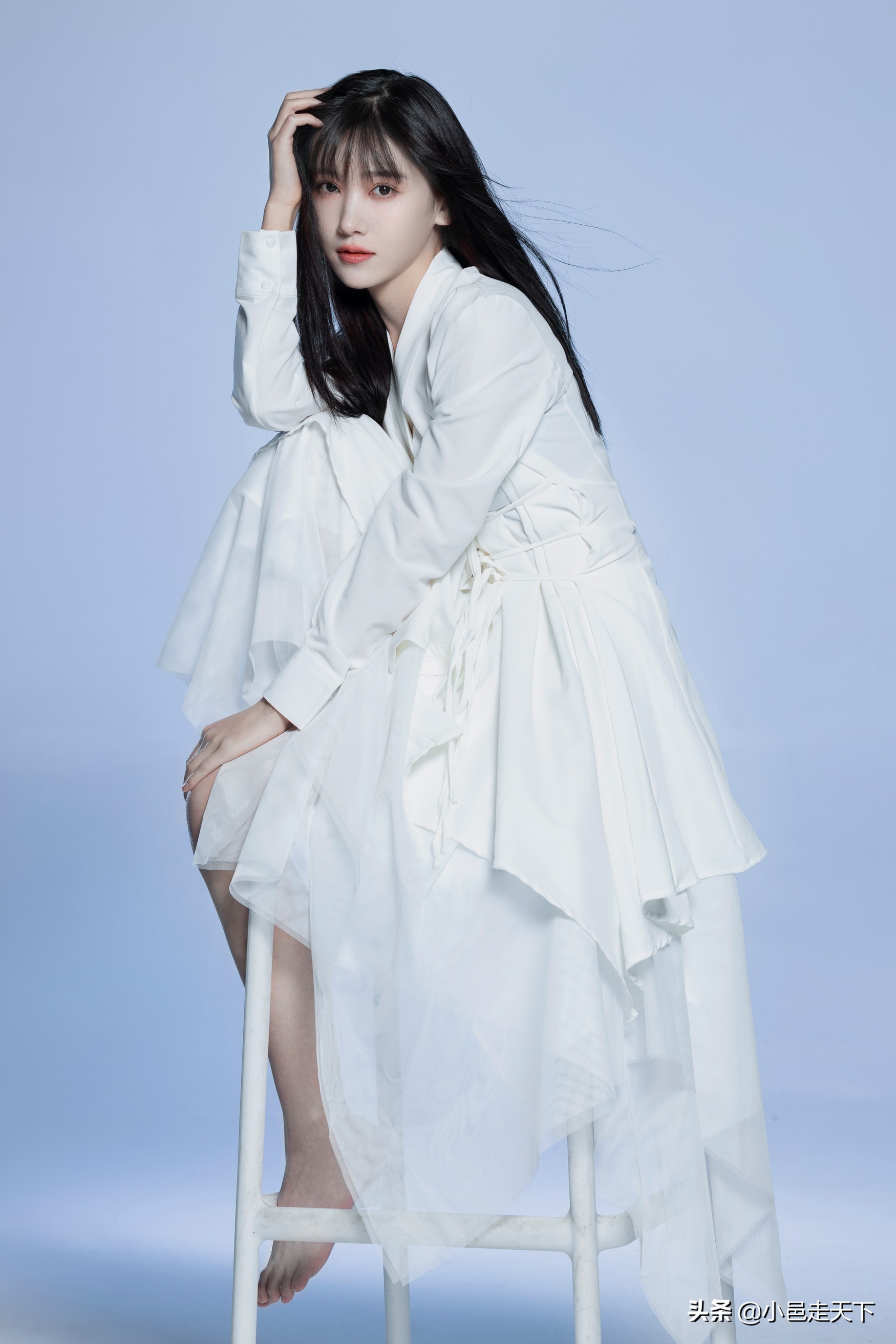 Li Muchen white dress with long hair photo - iNEWS