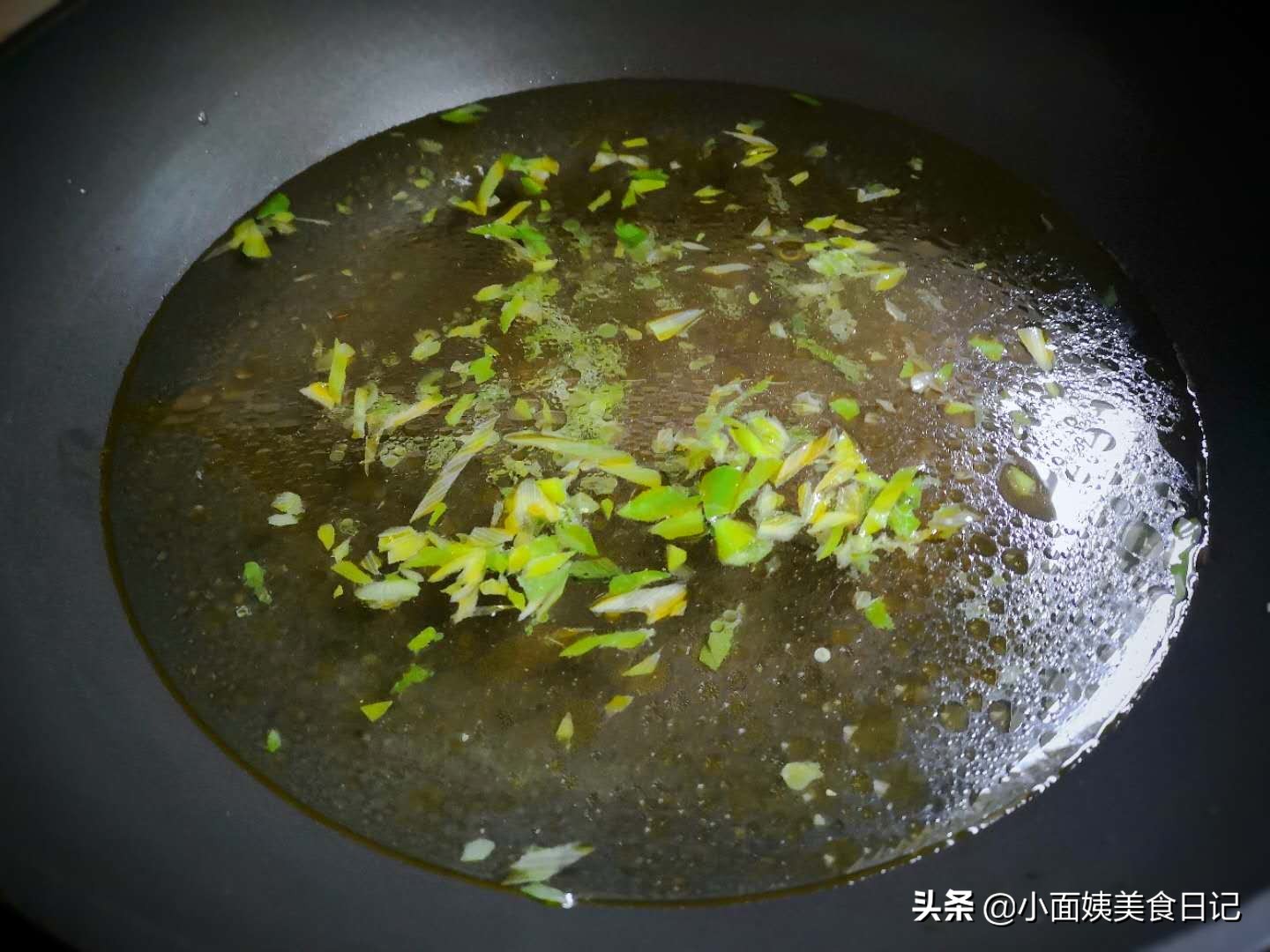 This soup is often cooked with tofu in autumn. It has a smooth taste and is light and nourishes the stomach. It is a bowl of nutrition and comfort in cold weather.