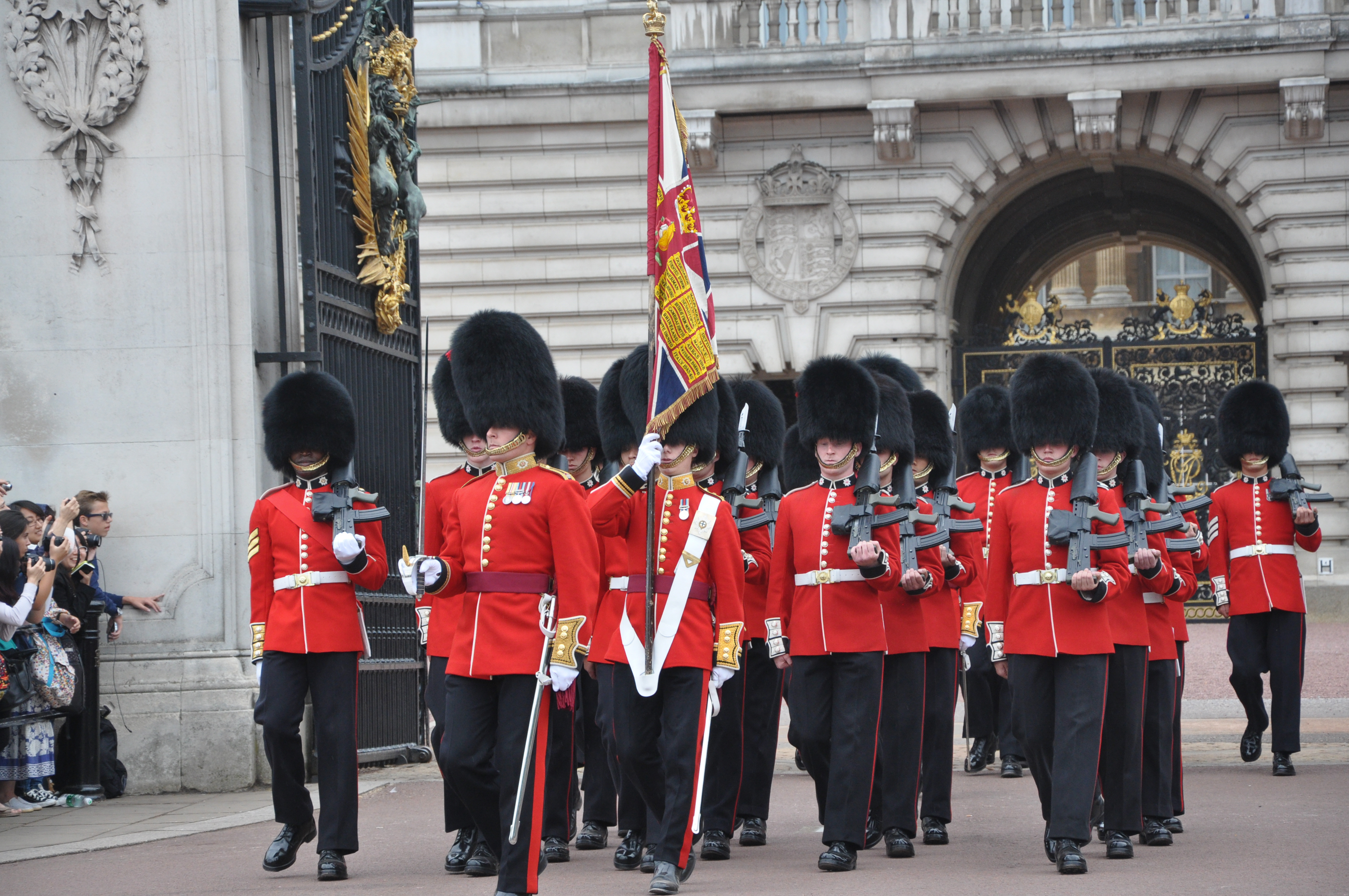 英国白金汉宫皇家卫队华丽的交接仪式