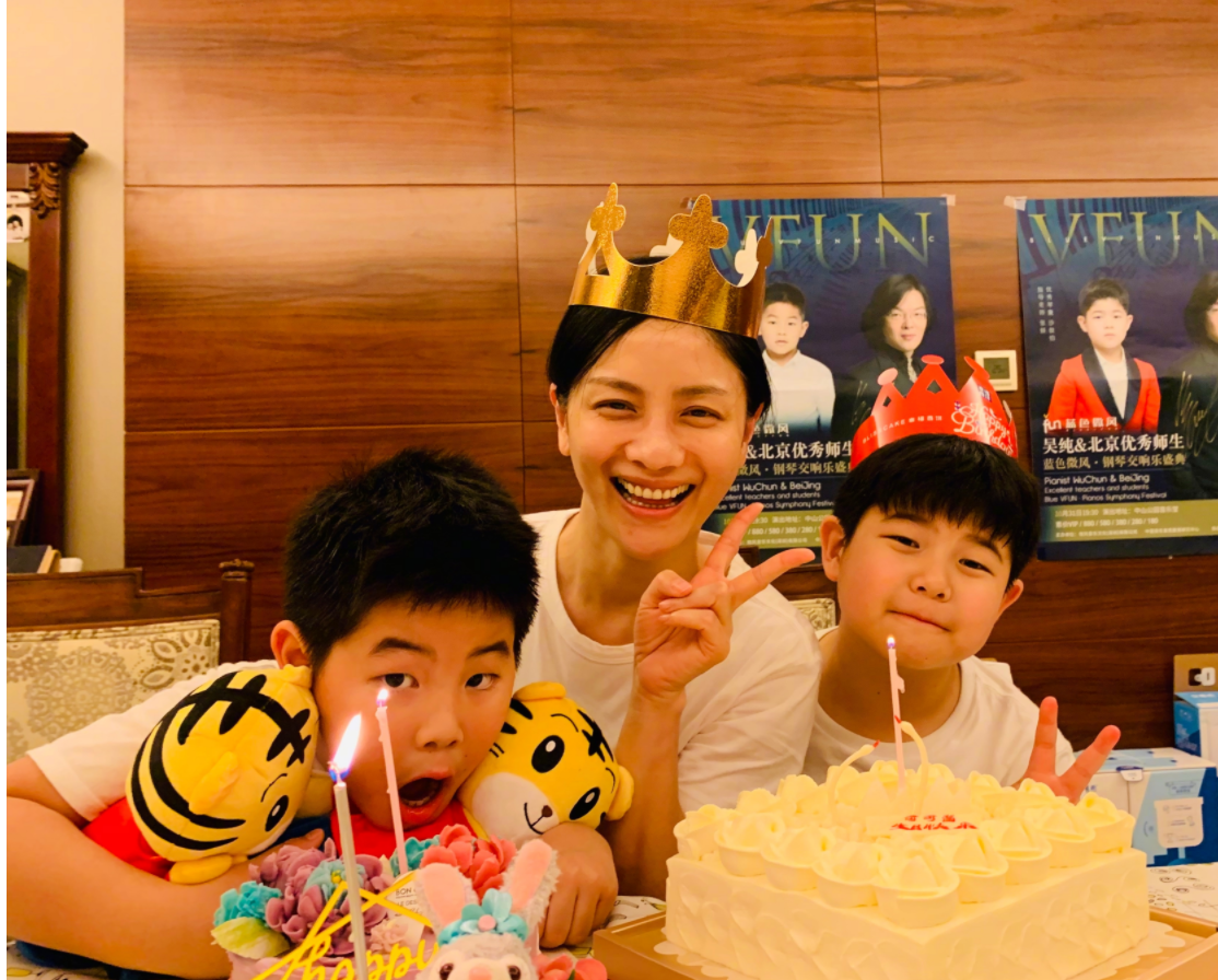 胡可曬慶生照，安吉魚兒夾擊親吻媽媽，送耳飾當禮物超暖心