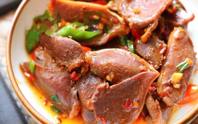 Stir-fried hot and sour duck gizzards homemade recipe, add one more step. The duck gizzards are crispy and refreshing, especially with wine and rice.