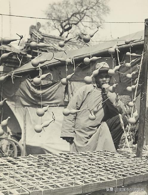 老照片:90年前的北京摆摊文化，街头卖各种东西