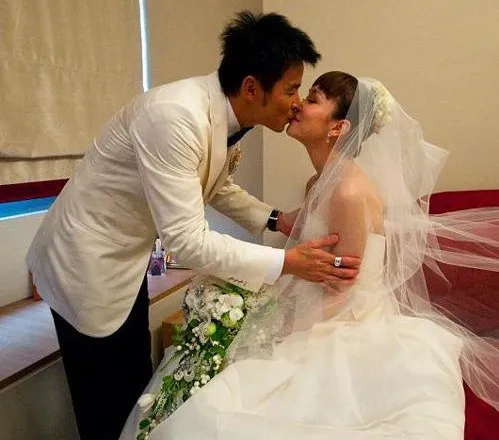 结婚11年恩爱如初，49岁范文芳和48岁李铭顺令人