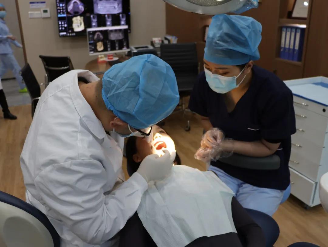 第一届“种牙直播”科普沙龙｜与你共同见证15分钟种牙全过程