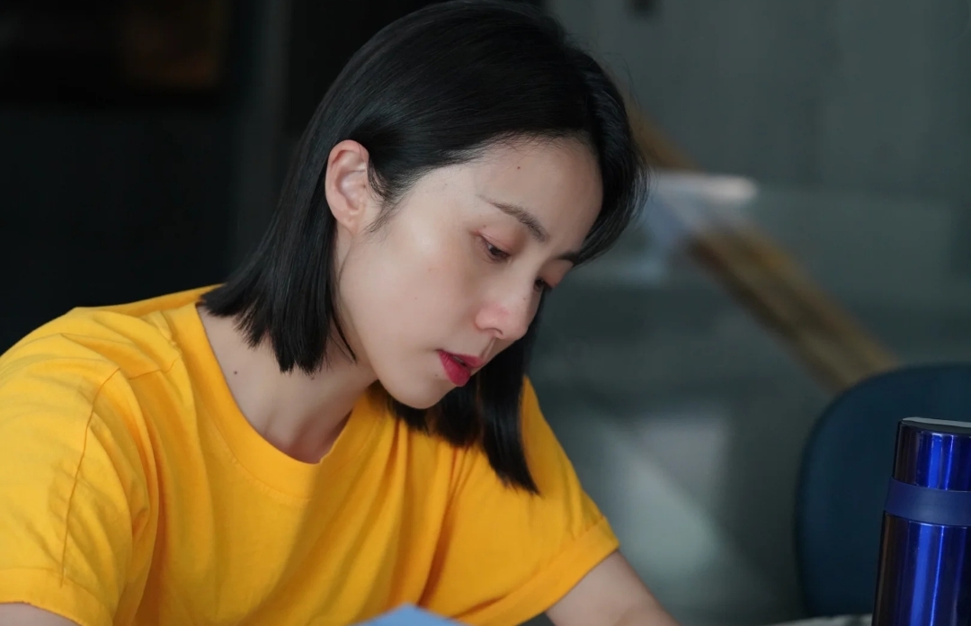 黄磊为妻女掌镜，多多依偎着孙莉如贴心小棉袄，母女同框超养眼