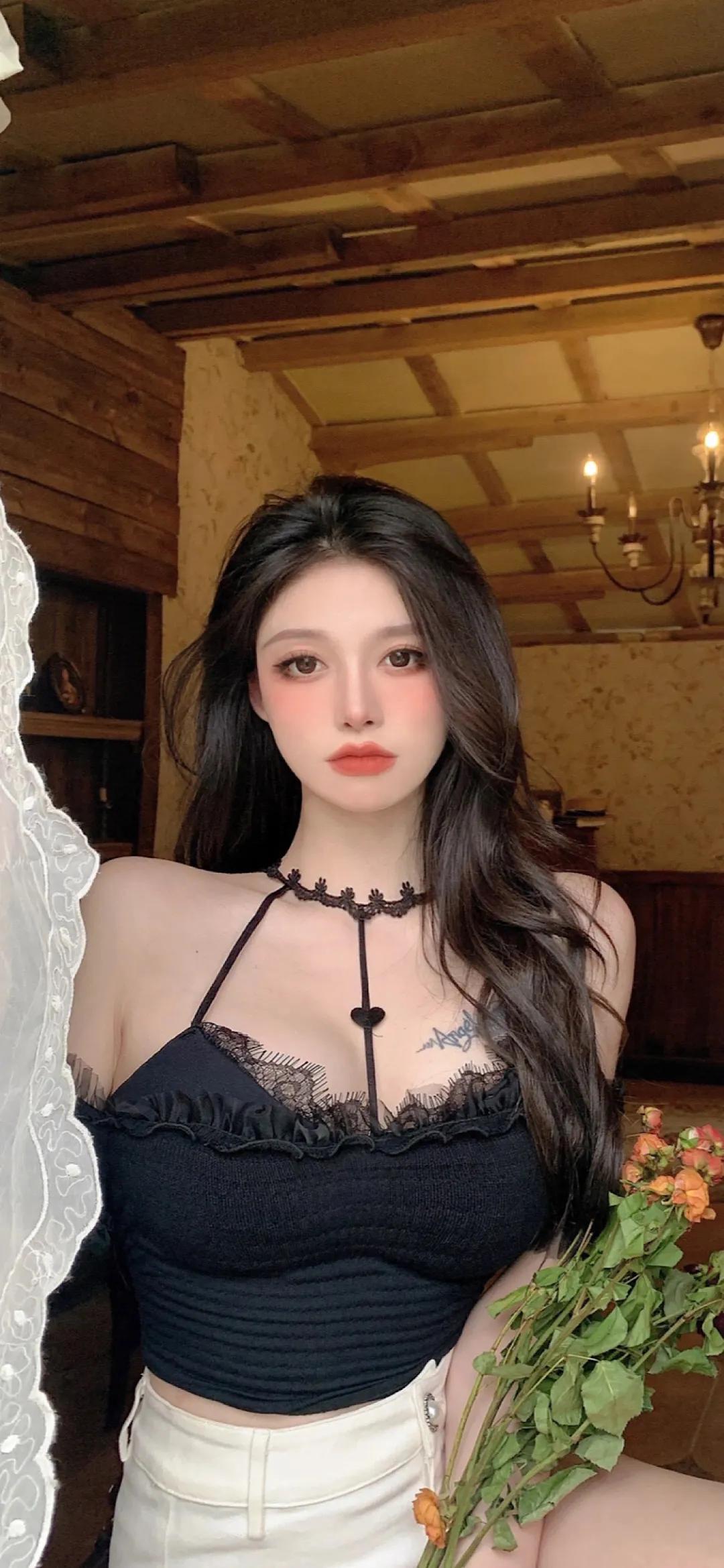 渣男壁纸 坐着翘腿侧扬美女壁纸图片