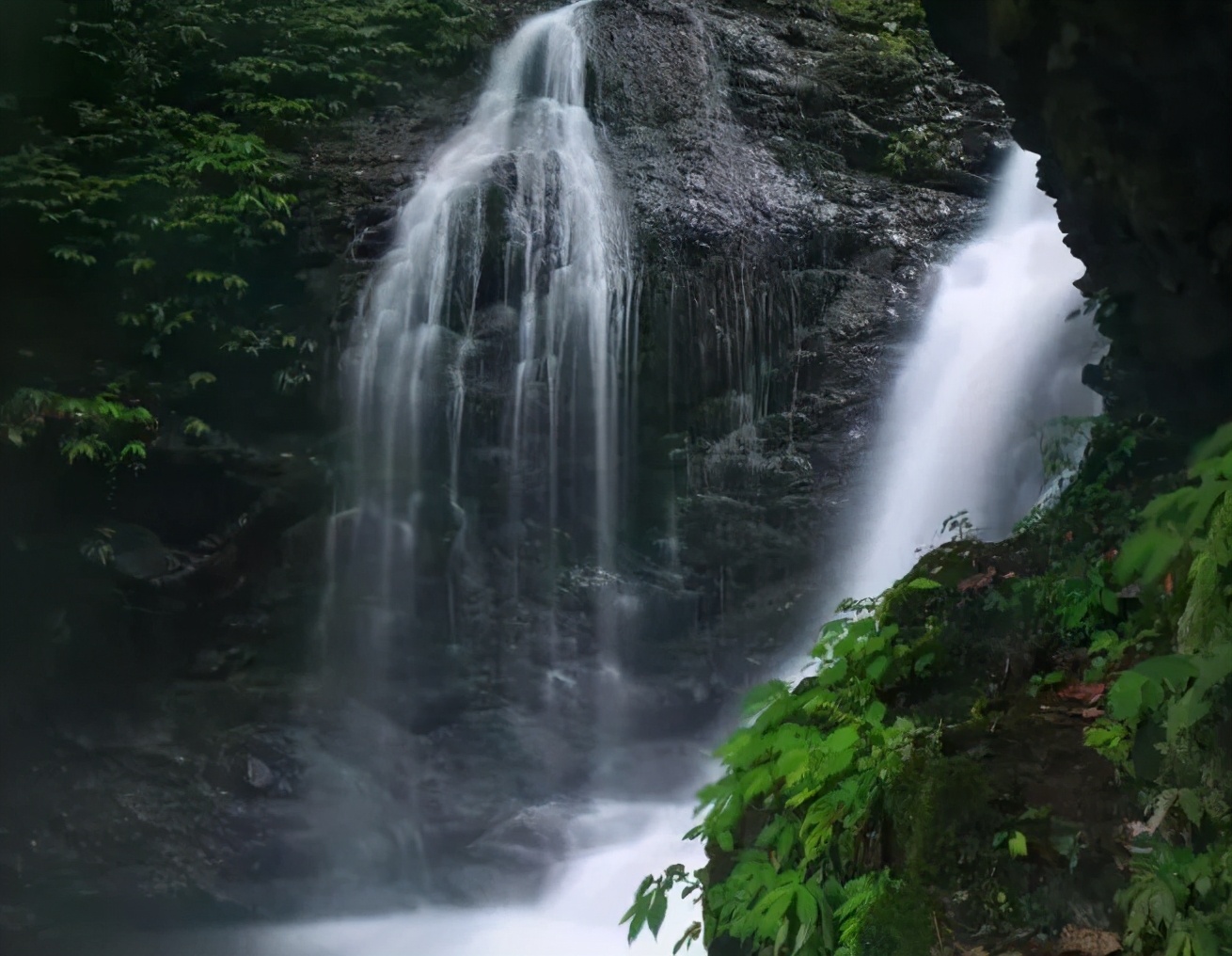 的美景大自然的鬼斧神工浸潤其中,神清氣爽,心曠神怡景區內奇山秀水