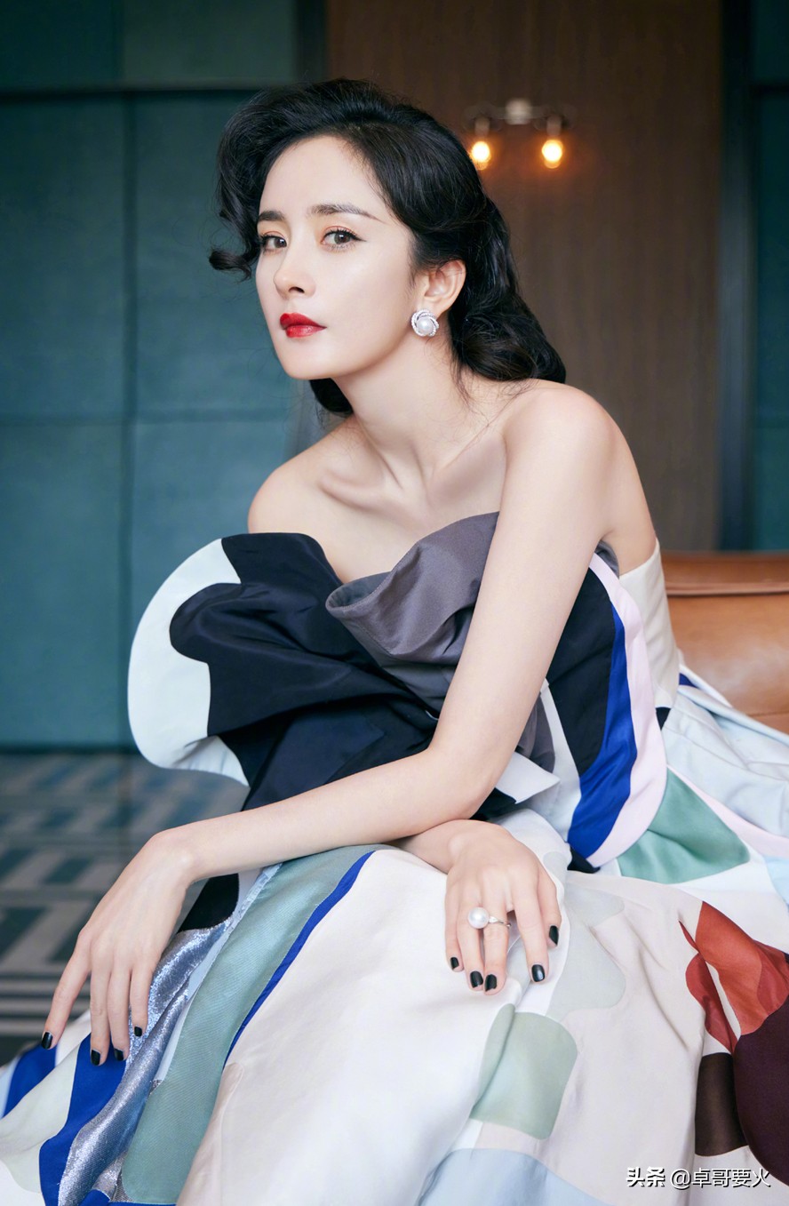 Yang Mi's new look is invincible, wearing a "colorful" one-shoulder dress, which is not bad but high-level