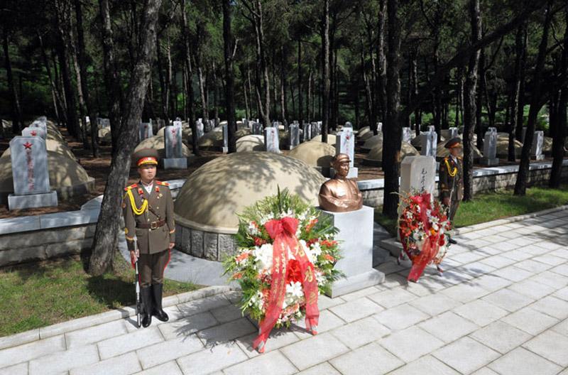 时隔9年才见亡夫，刘思齐伏墓痛哭：岸英，我代表爸爸来看你了