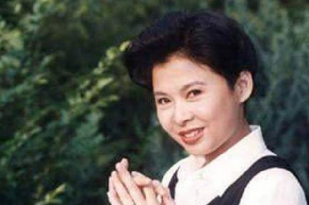 13次上春晚，当红时被封杀，“消失”18年的董文