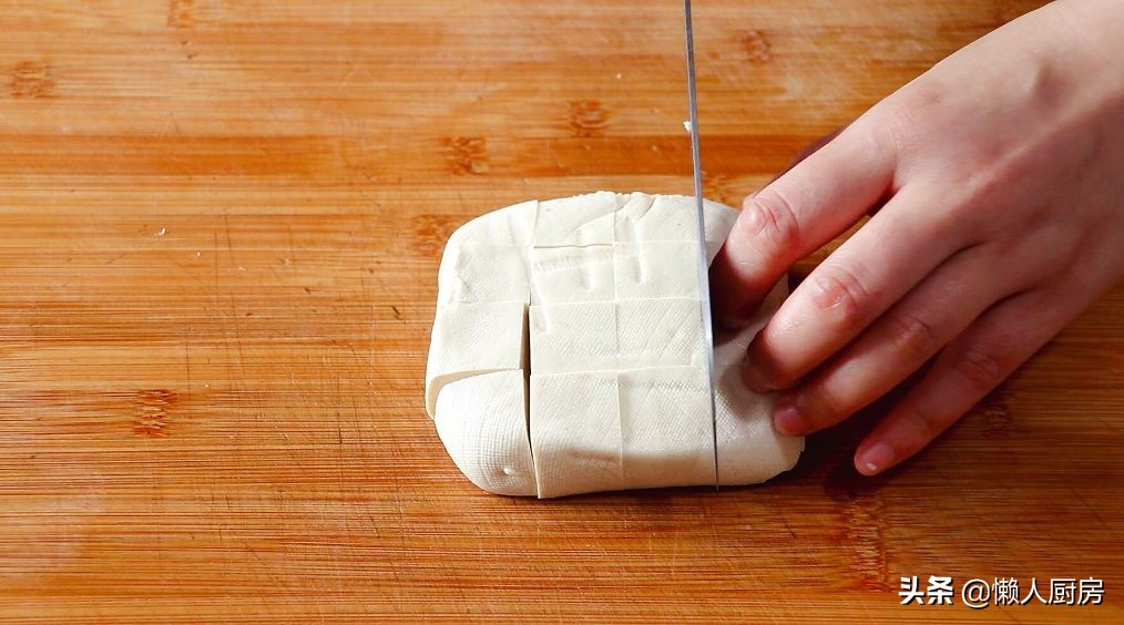 原来豆腐泡的做法这么简单，2块老豆腐就能搞定，外皮金黄不发脆