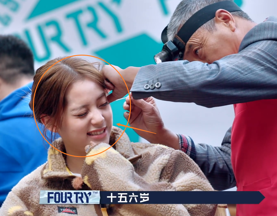 欧阳娜娜体验采耳，太舒服导致表情失控，挤出