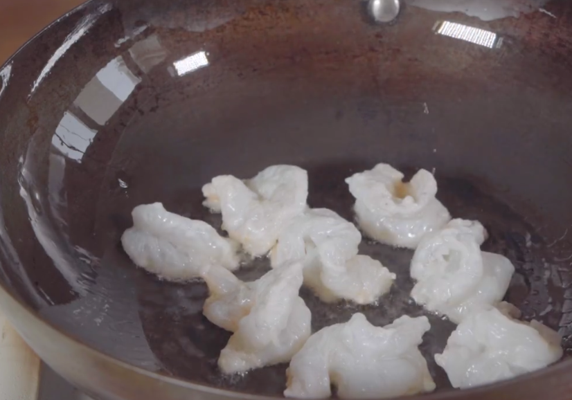 图片[5]-厨师长教你做凤梨虾球虾球上浆不能太厚酸甜可口有妙招-起舞食谱网