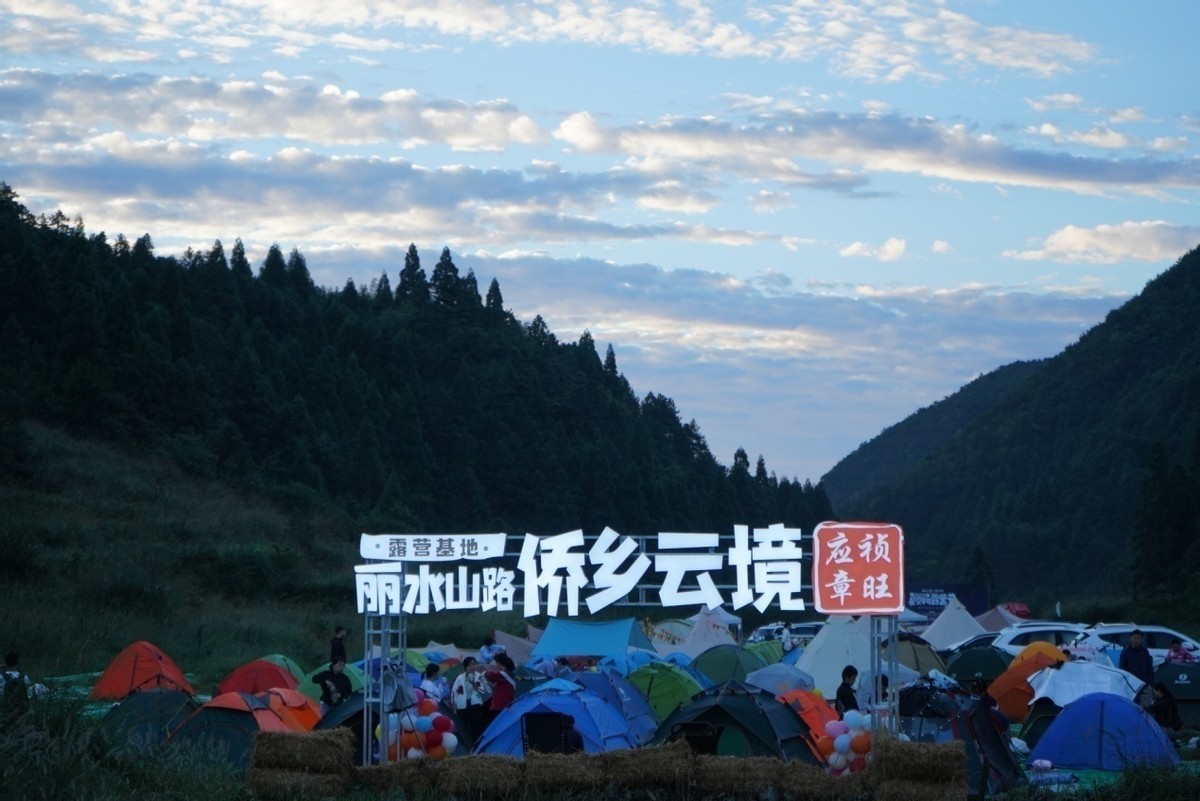 浙江青田：以天为幕以地为席，四百多位年轻人燃爆小山村