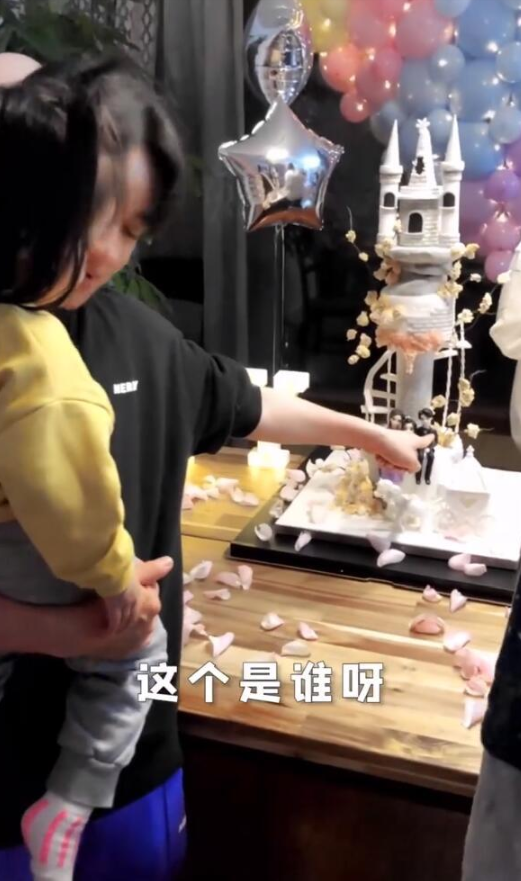 王祖藍曬慶生現場，與李亞男在蔡少芬前熱吻，看肚子李亞男快生了