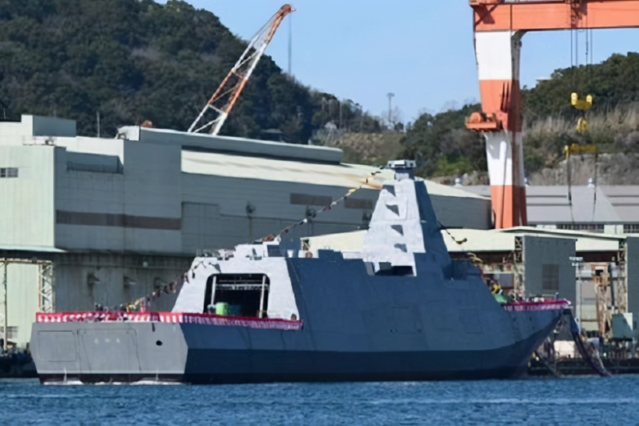 中國(guó)055大驅(qū)二號(hào)艦官宣入列，日本下水新型護(hù)衛(wèi)艦，誰有排面？