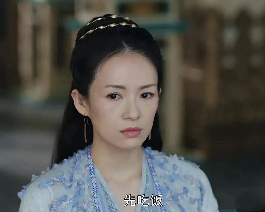 心疼49岁于和伟，与67岁赵雅芝演夫妻，哄着41岁