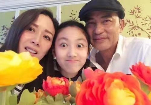 任達華16歲女兒曝光！ 穿緊身褲秀逆天超模腿，顏值逆襲星味十足