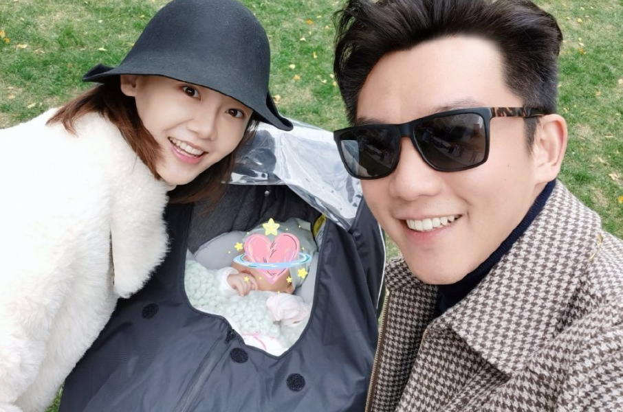 苗苗首曬一家三口，產後恢復螞蟻腰筷子腿，鄭愷帶妻女出門放風