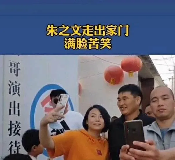 被村民欺负、遭粉丝踹门，充当老好人的大衣哥