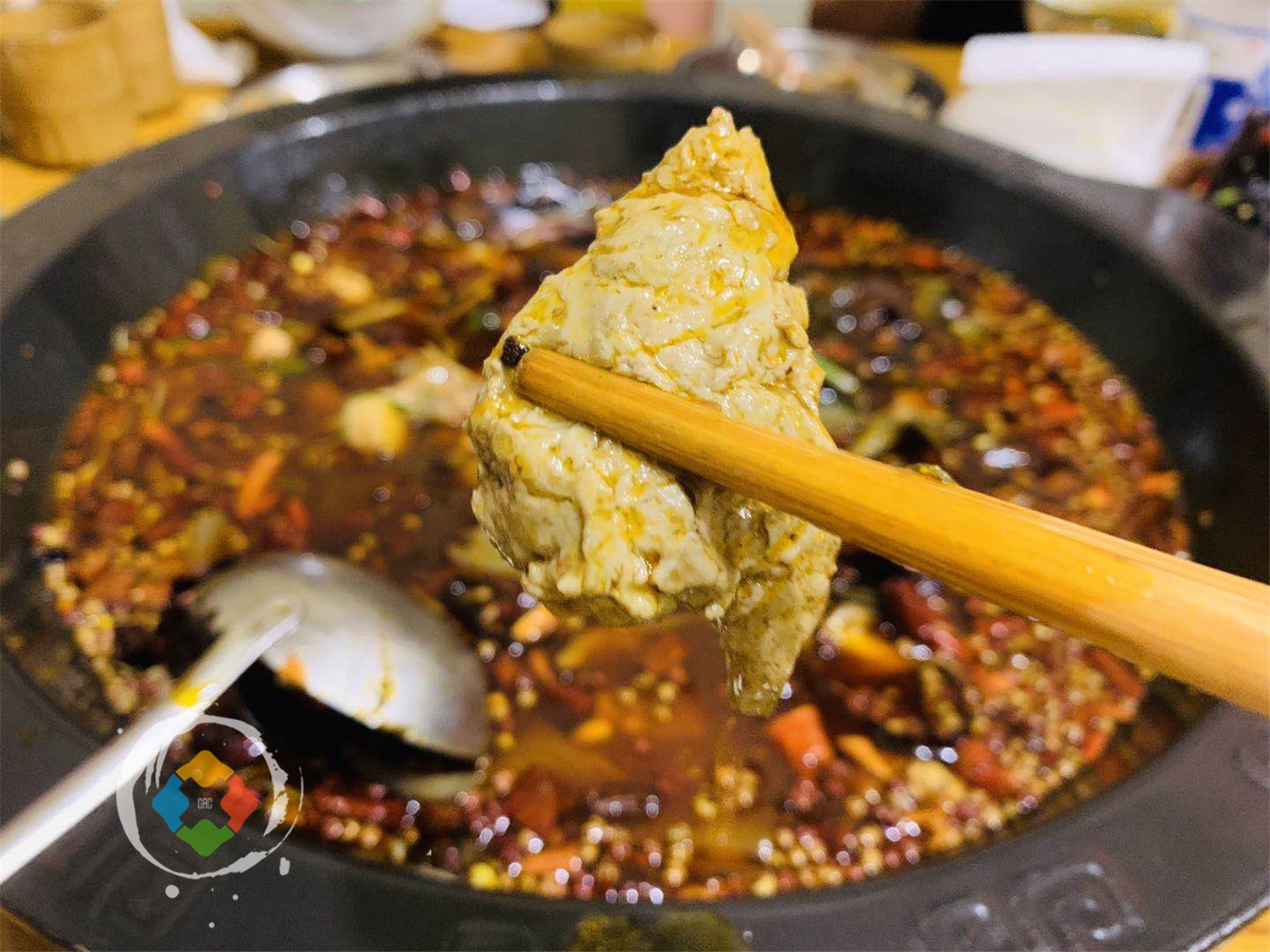 重庆九坑子的六星级苍蝇馆子，专卖黄辣丁火锅，但年轻人都不爱吃