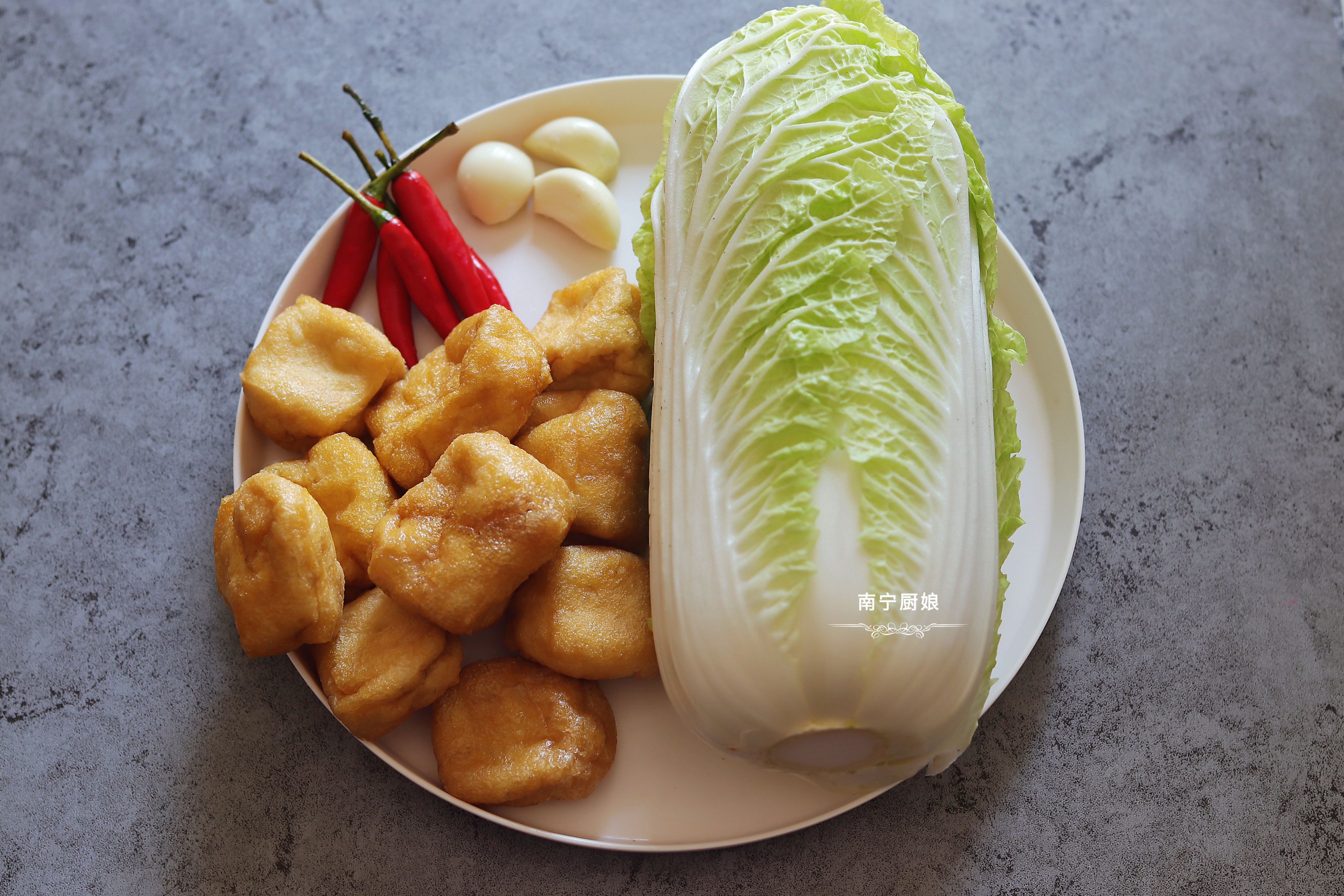 冷天把娃娃菜搭配油豆泡這樣做，入口鮮香超下飯，比吃肉還要過癮
