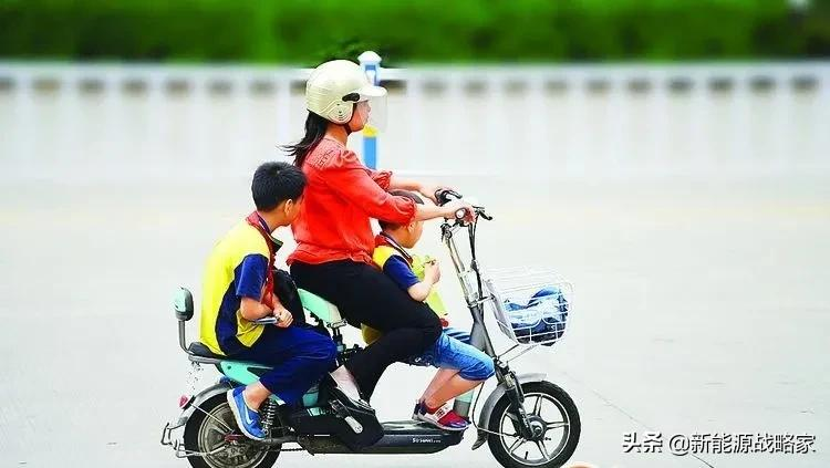 电动车上路,除了戴头盔,还要准备哪些东西?