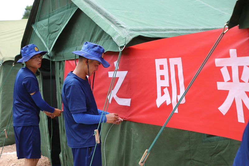 平凉市森林消防支队组织支队消防员在野外驻训场的前奏