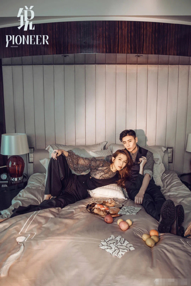 蔡少芬張晉合體拍大片，貼臉摟肩秀足恩愛，結婚13年仍如膠似漆