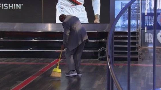 湖人大勝拓荒者，巴克利遭打臉，歐尼爾當面將掃把折斷，放言給湖人球迷們撐腰！-黑特籃球-NBA新聞影音圖片分享社區