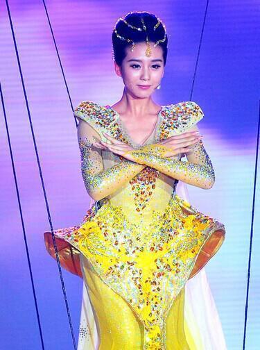 宋茜的金鹰女神礼服曝光，发光面料配金色羽毛，网友：一地鸡毛？