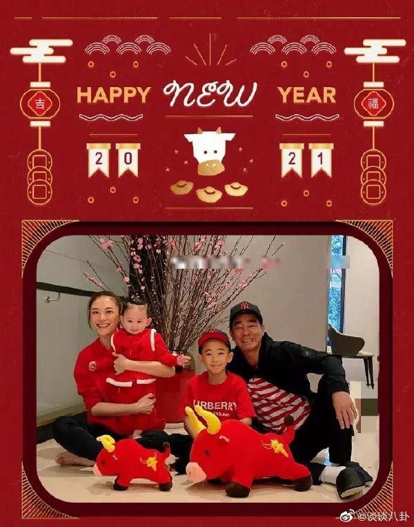 應采兒母子過母親節，小兒子眼睛有哥哥兩倍大，陳小春基因被打敗