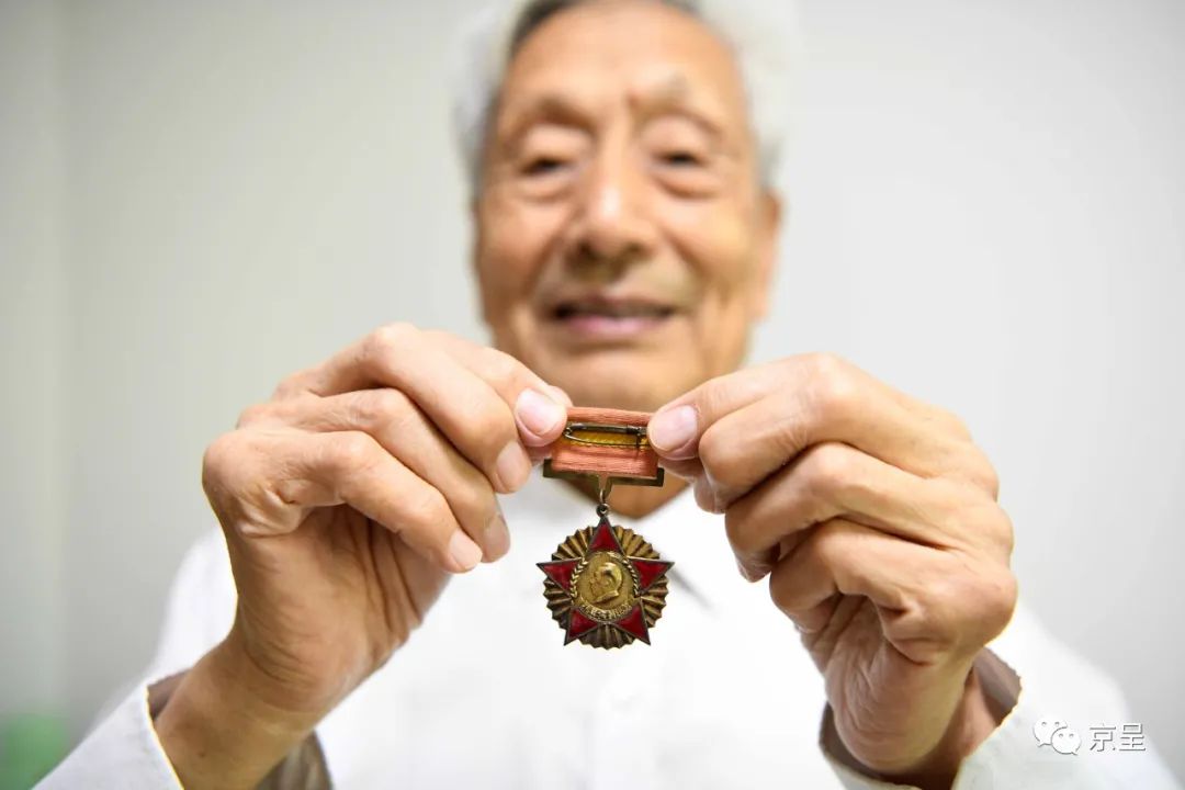 他四次参加国庆大典，勋章无数，却忘不了朝鲜战场上的一袋水果糖