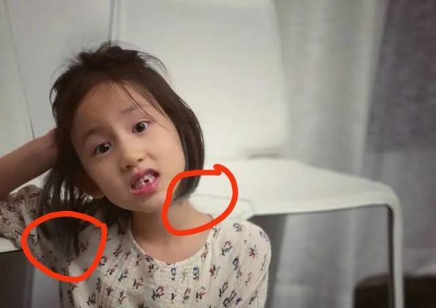 孙莉罕晒7岁多妹，穿公主裙侧脸神似多多，染灰发太抢镜