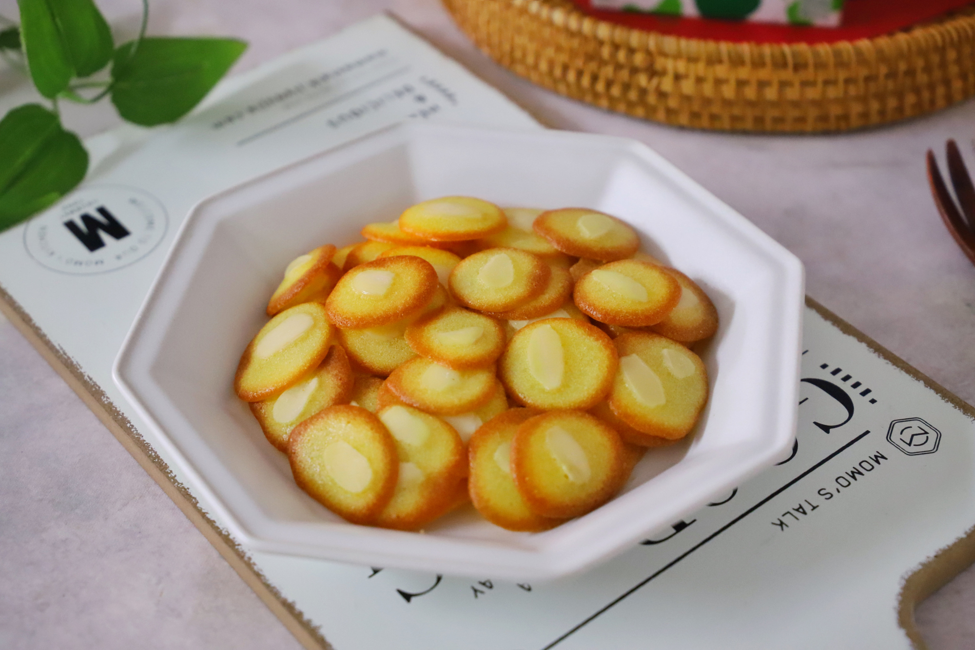 2個蛋清加1勺麵粉，不用打發拌勻就能烤，一口一個嘎嘣脆，真香