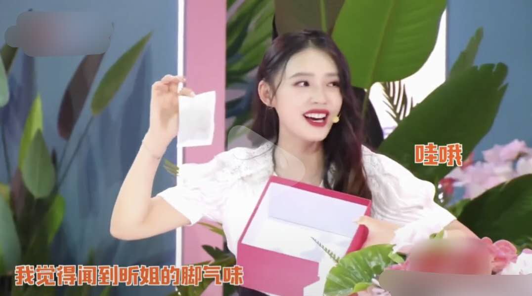 情商直线下滑？林允直播间直言闻到吴昕脚气味，吴昕尬笑好心接梗