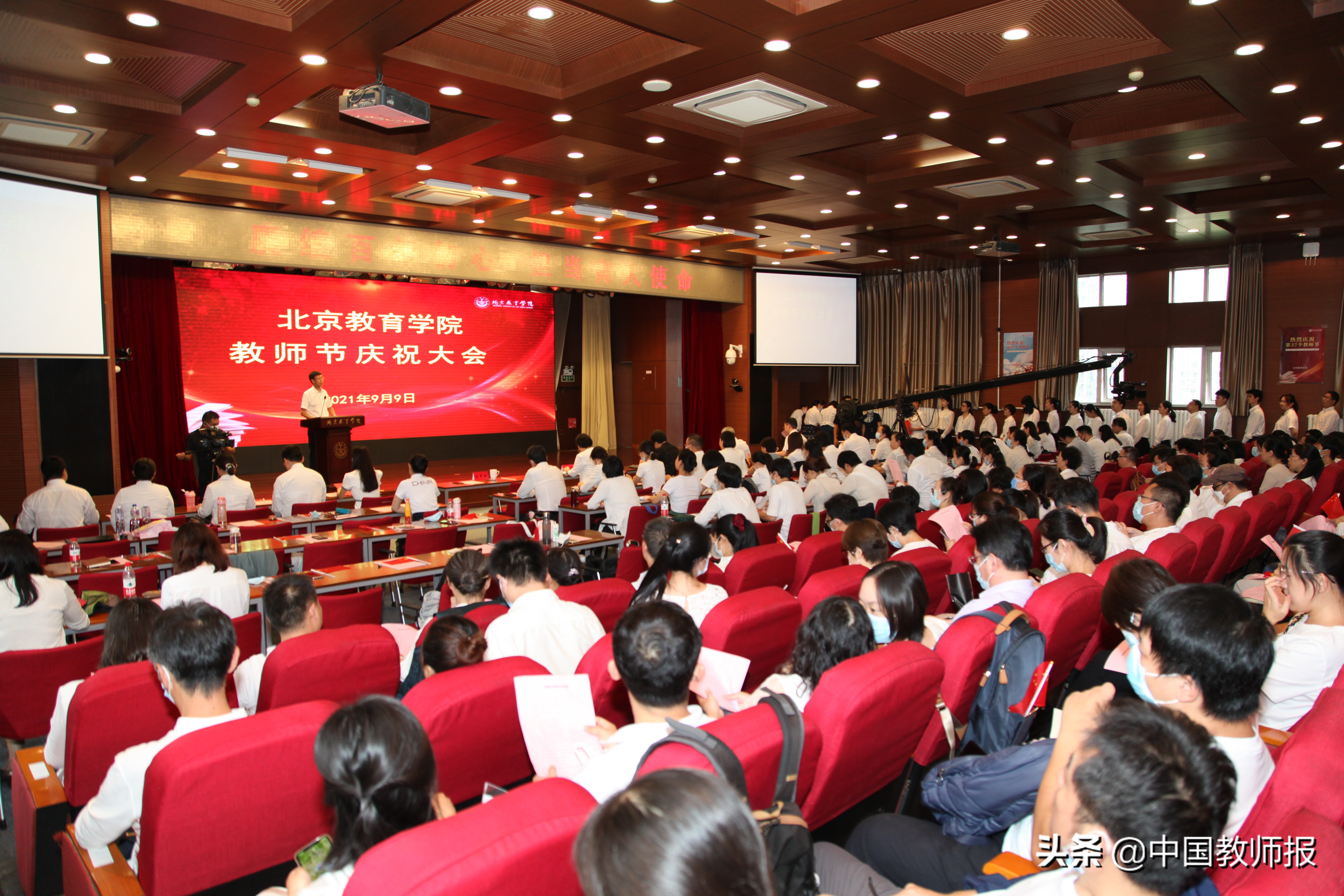 教授座谈会,青年教师座谈会相继召开,学院党委开门纳谏,集思广益