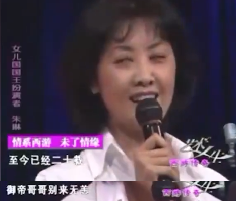 62岁徐少华露面，给人签名被嘲披一身床单，网友