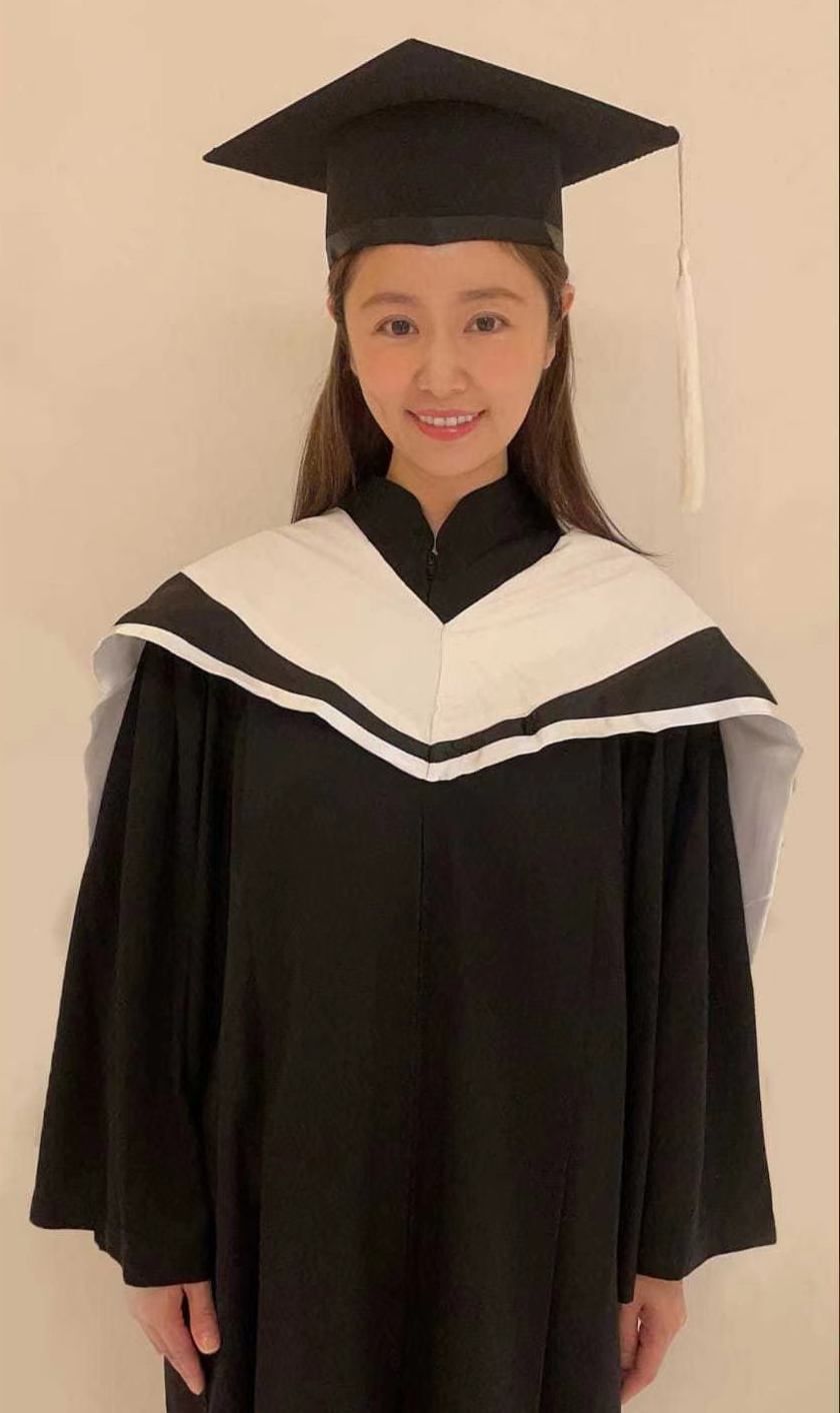 林心如硕士顺利毕业，穿学位服拍毕业照，模样清新可爱像校园女神