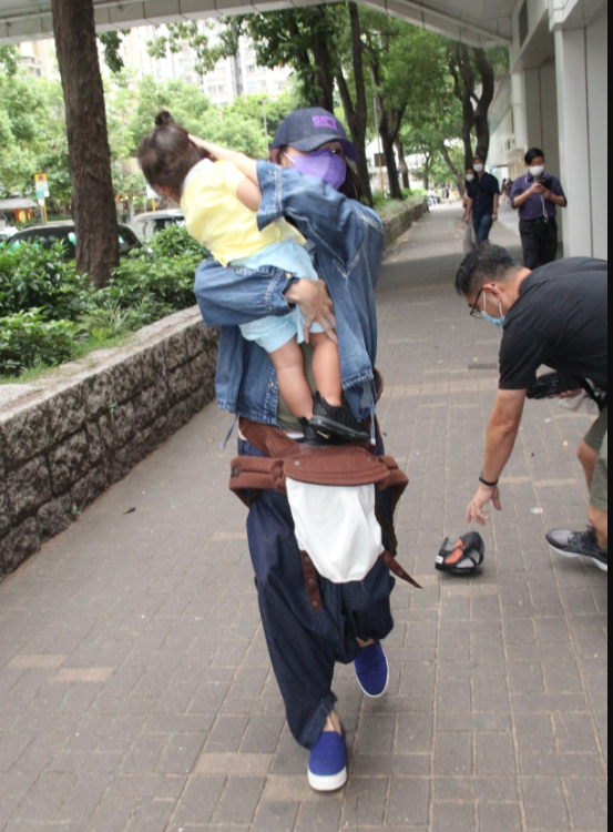 张柏芝抱小儿子超市购物，否认怀第四胎，自曝正式封肚不再生育