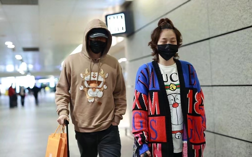 刘翔携妻子现身机场，穿万元情侣装秀恩爱，吴莎戴口罩难掩疲态