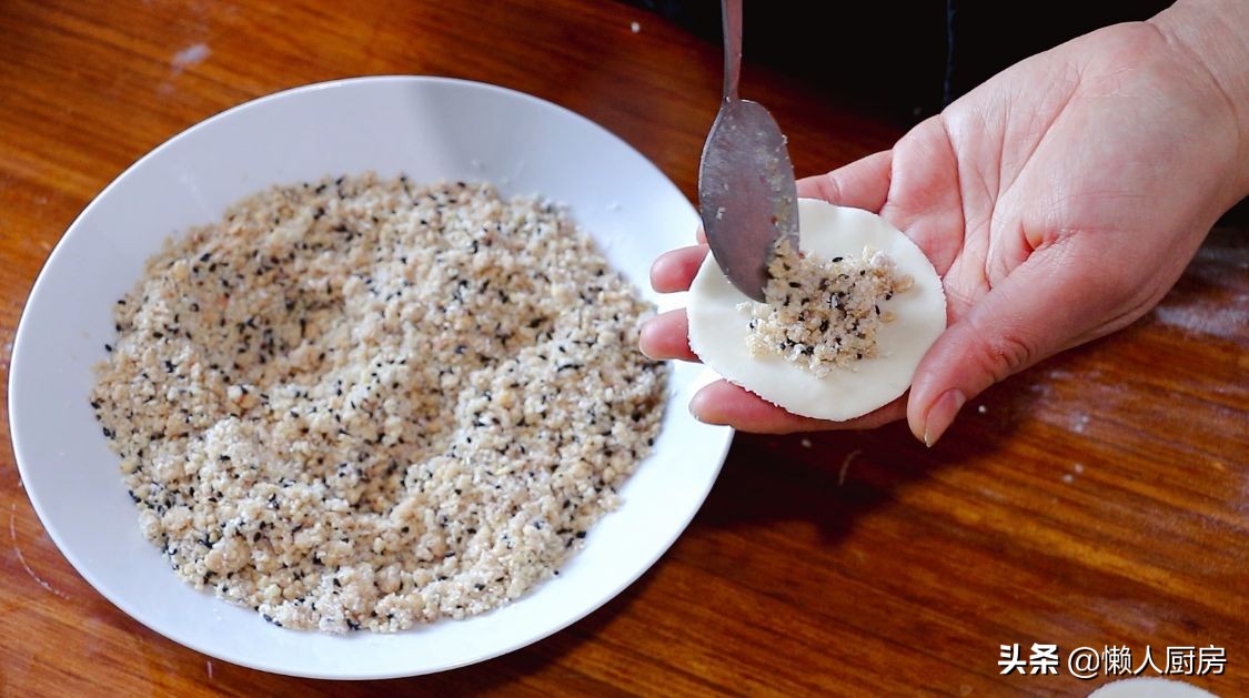 過年做這道小吃，包滿花生餡，寓意錢包滿，是招待客人必備的食品