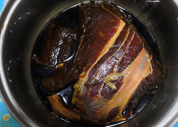 卤牛肉怎么做才好吃？做好“3步”，牛肉不柴很入味，香气十足